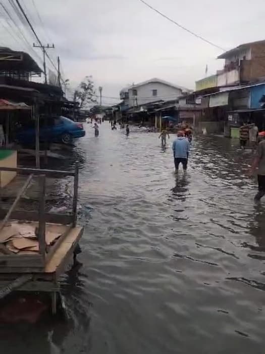lebaran_pertama_warga_belawan_sedih_banjir_rob_lumpuhkan_aktivitas