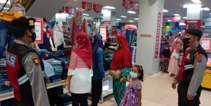 lebaran_polisi_perketat_keamanan_pusat_perbelanjaan_di_tebing_tinggi