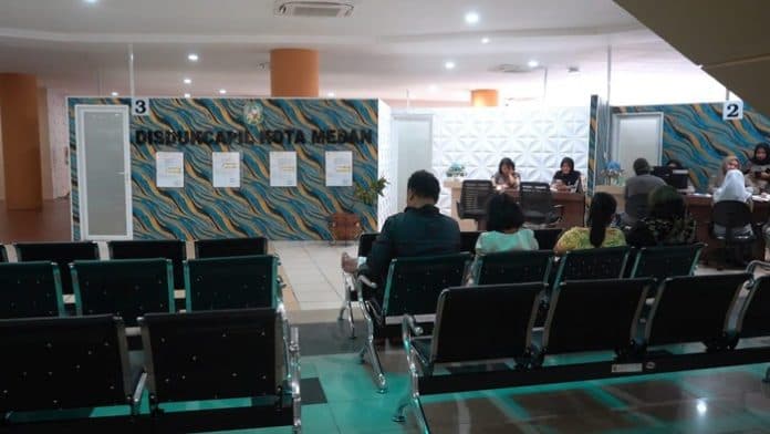 lebih_efisien_dan_efektif_masyarakat_kini_mengurus_adminduk_serta_perizinan_ke_mpp