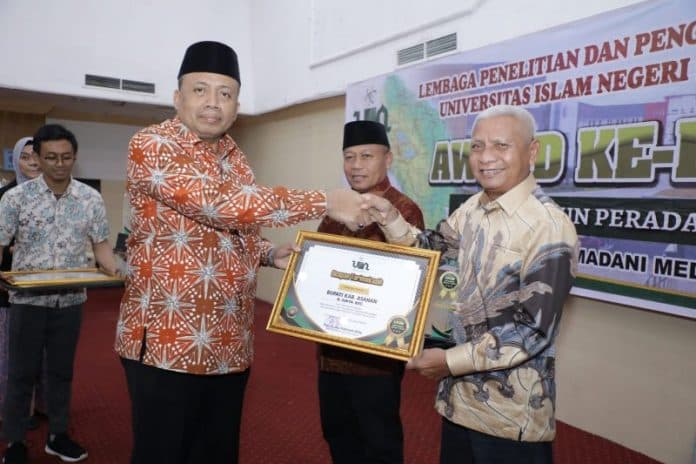 lembaga_penelitian_pengabdian_masyarakat_uinsu_berikan_award_ke_pemkab_asahan