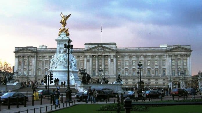 lempar_selongsong_peluru_seorang_pria_ditangkap_di_luar_istana_buckingham