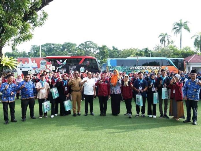 lepas_217_relawan_sumut_mengajar_nawal_lubis_picu_semangat_anak_anak_giat_membaca