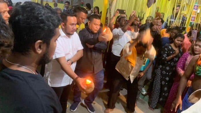 lepas_kereta_kencana_di_kuil_teratai_pasiran_novandi_nasty_sampaikan_pentingnya_persatuan_antar_umat_beragama