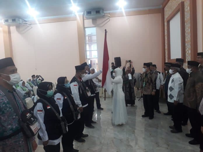lepas_kloter_6_ke_madinah_pj_bupati_palas_berpesan_bangun_rasa_kebersamaan
