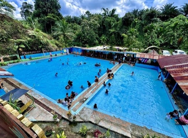 libur_akhir_pekan_kolam_renang_tirta_sekar_ramai_pengunjung