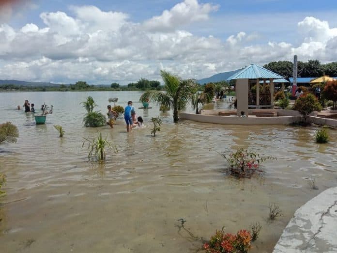 libur_idul_fitri_pengunjung_pantai_pasir_putih_parparean_toba_mulai_ramai