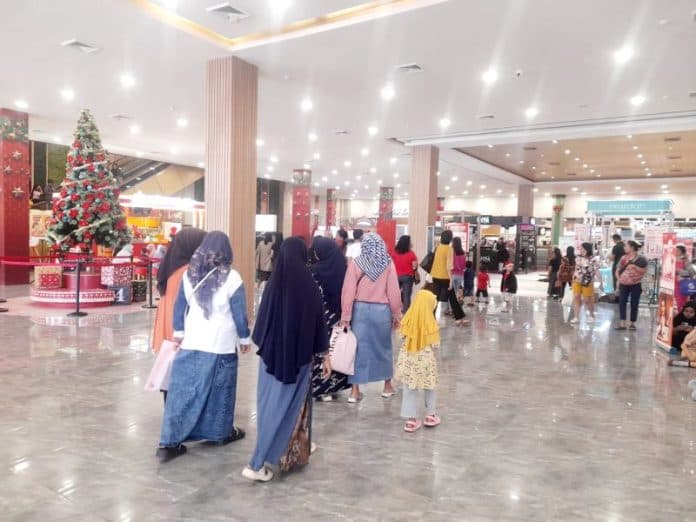 libur_natal_sejumlah_pusat_perbelanjaan_ramai_dikunjungi_masyarakat