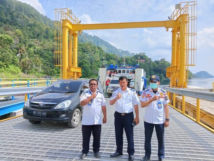 libur_nataru_pelabuhan_tigaras_sehari_seberangkan_250_mobil_ke_samosir
