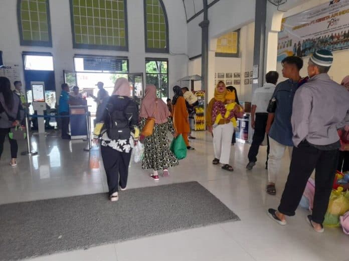 libur_nataru_stasiun_kereta_api_siantar_dipadati_penumpang