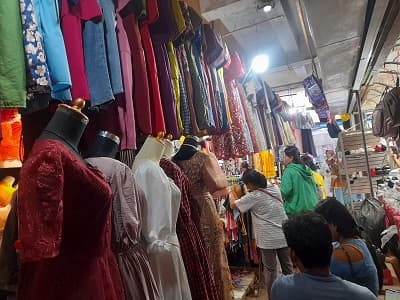 libur_nataru_warga_serbu_kios_pakaian_di_siantar