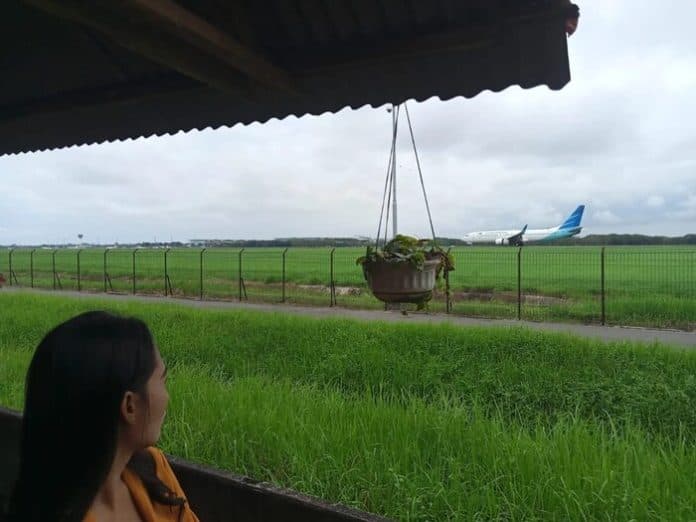 libur_nataru_wisata_panatapan_pesawat_terbang_di_deli_serdang_ramai_pengunjung