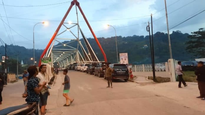 libur_sekolah_kendaraan_di_pelabuhan_ajibata_menuju_samosir_padat