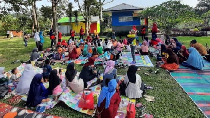 libur_tahun_baru_pengunjung_padati_taman_buah_lubuk_pakam