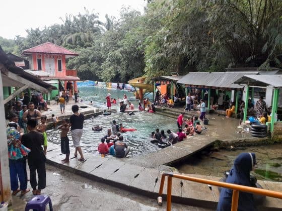 libur_tahun_baru_pengunjung_pemandian_bah_silulu_naik_2_kali_lipat