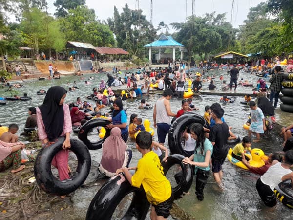 libur_tahun_baru_ribuan_wisatawan_padati_objek_wisata_pas