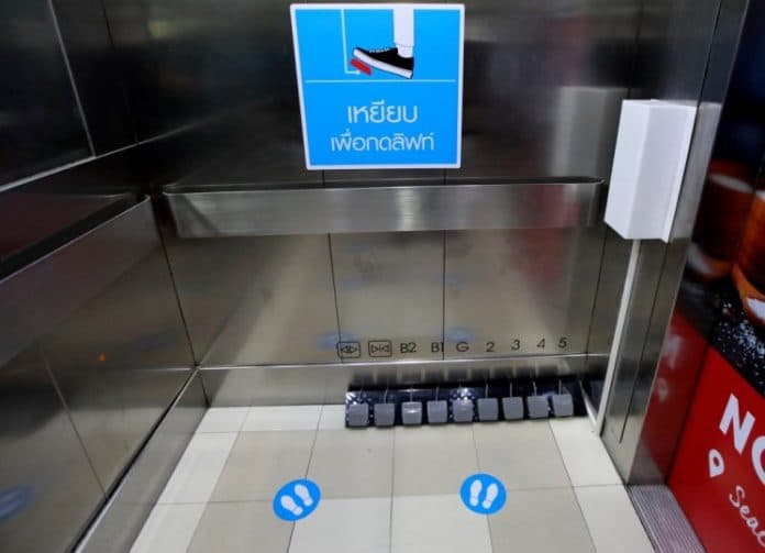 lift_di_mal_thailand_gunakan_tombol_pedal_kaki_untuk_cegah_covid_19