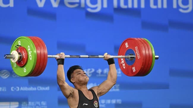 lifter_indonesia_pecahkan_rekor_dunia_kategori_berat_73_kg_putra_di_asian_games