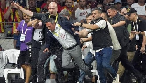 liga_turki_kembali_rusuh_presiden_fenerbahce_diserang_penonton