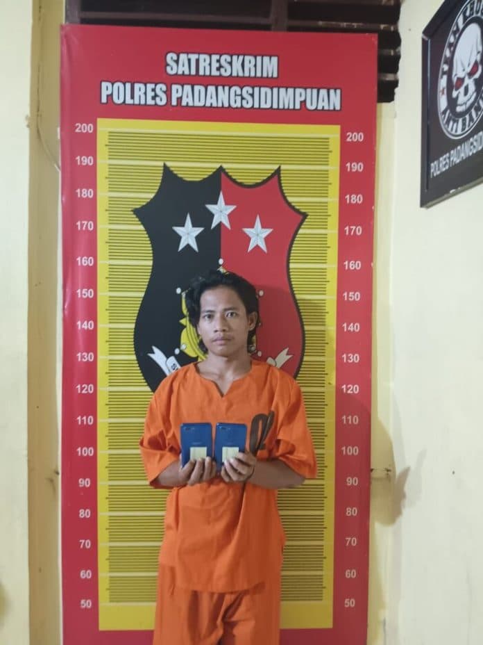 lihat_pintu_rumah_terbuka_pria_asal_padangsidimpuan_berhasil_curi_ponsel