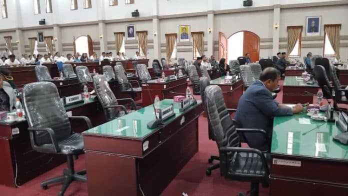 lima_anggota_dprd_simalungun_walk_out_dari_paripurna_dewan_gak_perlu_kami_dengar_jawaban_bupati
