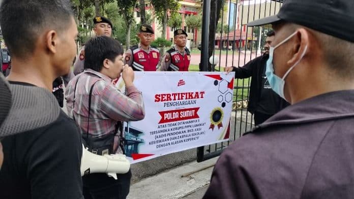 lima_tersangka_suap_pppk_langkat_tidak_ditahan_guru_honorer_beri_cinderamata_ke_kapolda_sumut