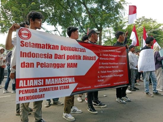 lima_tuntutan_apsum_saat_orasi_di_dprd_sumut_dan_kpu_sumut