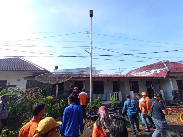 lima_unit_rumah_di_jalan_bah_bolon_siantar_hangus_terbakar