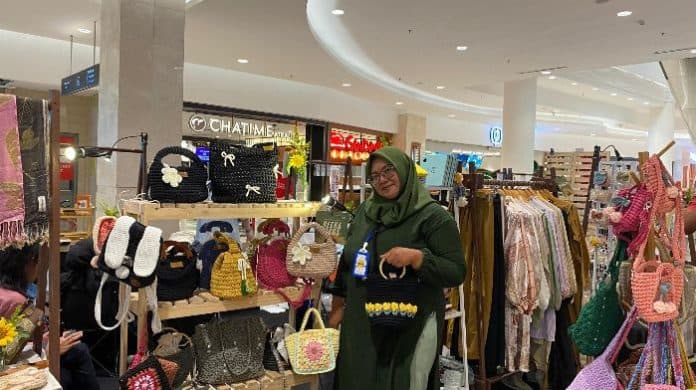 limbah_pabrik_kain_diinovasi_jadi_tas_stylish