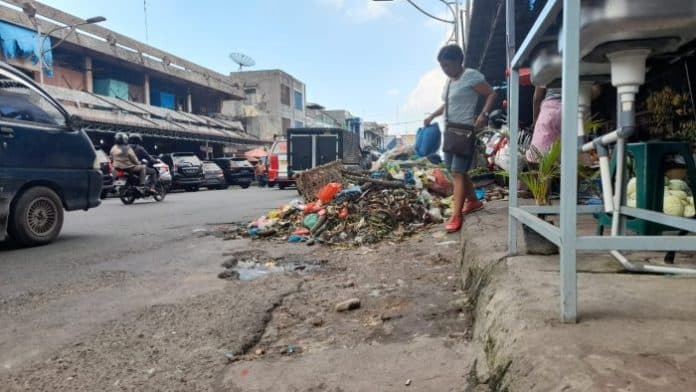 limbah_pedagang_pasar_horas_kembali_menumpuk_jalan_merdeka_siantar_kotor_dan_bau