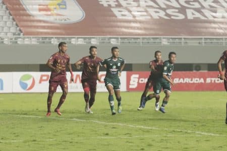 lini_serang_tumpul_psms_ditahan_imbang_sriwijaya_0_0