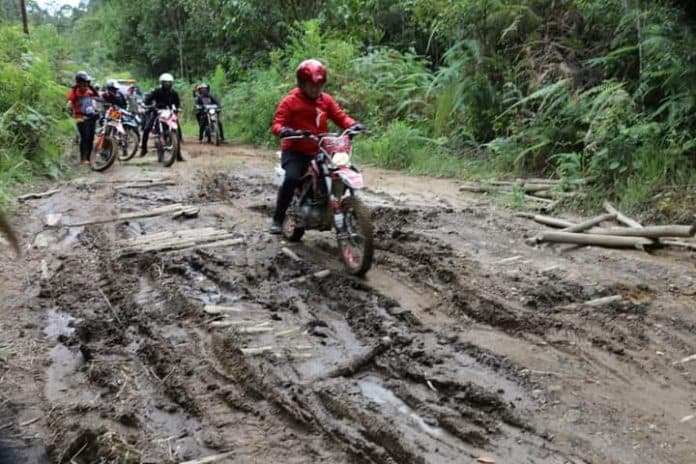lintasan_offroad_bupati_taput_beri_bantuan_bibit_dengan_menggunakan_motor_trail