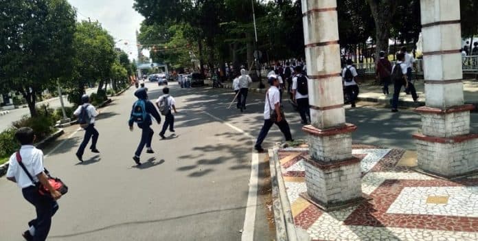 liput_tawuran_puluhan_pelajar_keroyok_wartawan