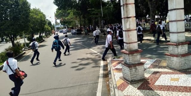 liput_tawuran_puluhan_pelajar_keroyok_wartawan