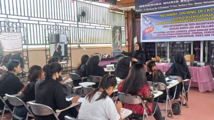 lkp_ini_ajarkan_murid_berkebutuhan_khusus_hingga_jadi_pengusaha_salon