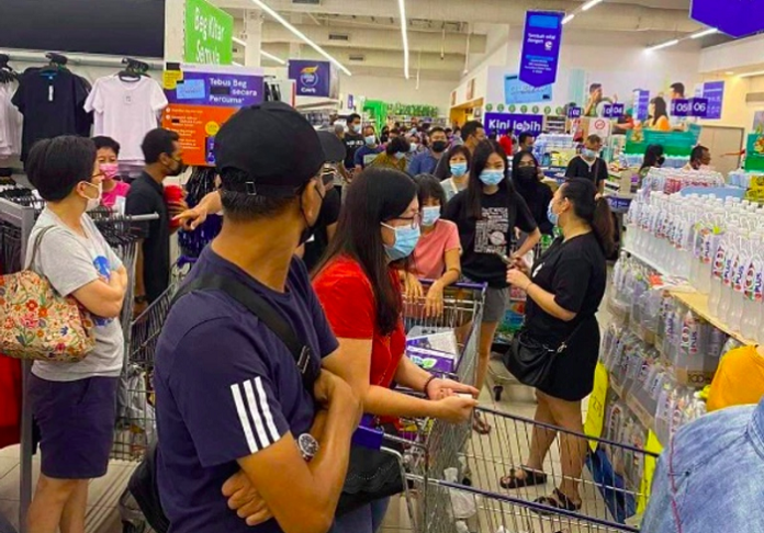 lockdown_malaysia_diperketat_warga_serbu_mal_dan_supermarket