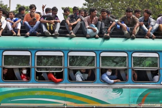 lockdown_warga_india_berebut_kebutuhan_harian