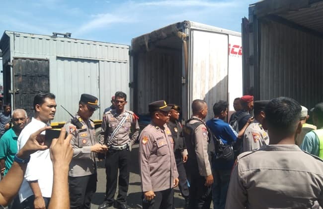 logistik_pilkada_2024_yang_tiba_di_pelabuhan_belawan_dikawal_polisi
