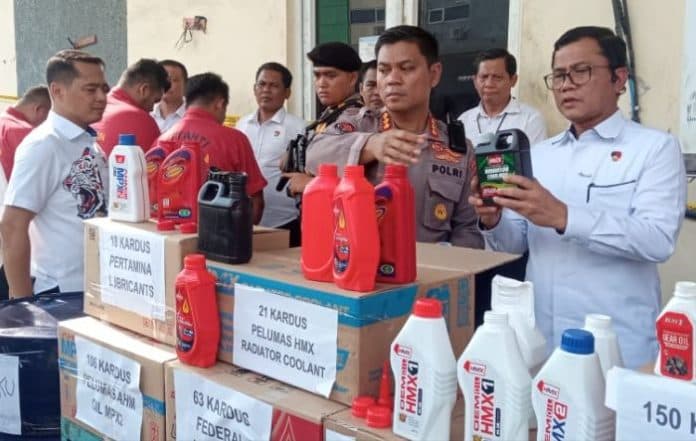 lokasi_pembuatan_oli_tanpa_izin_di_komplek_cemara_digrebek_polisi