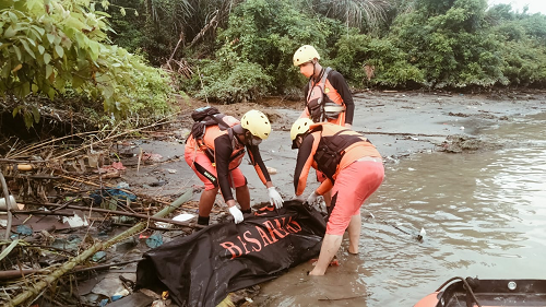 lompat_ke_sungai_saat_digerebek_polisi_pria_ini_ditemukan_tak_bernyawa