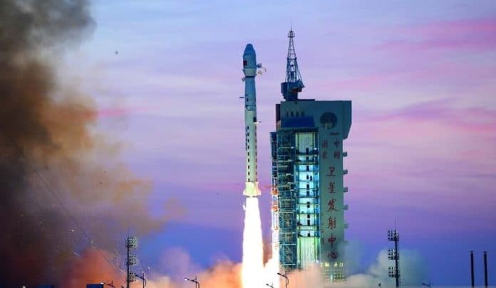 long_march_11_meluncur_dari_laut_china_angkut_5_satelit