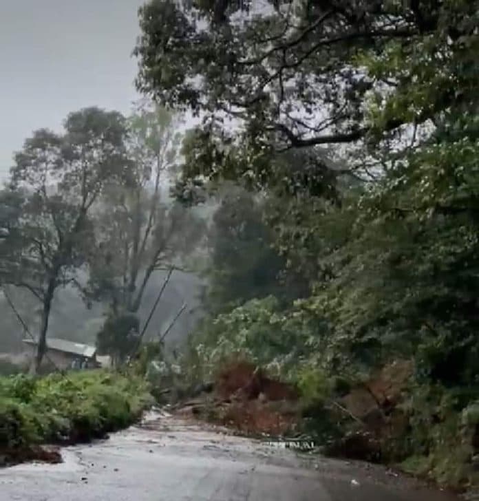 longsor_di_bandar_baru_jalan_medan_brastagi_tertutup_timbunan_tanah