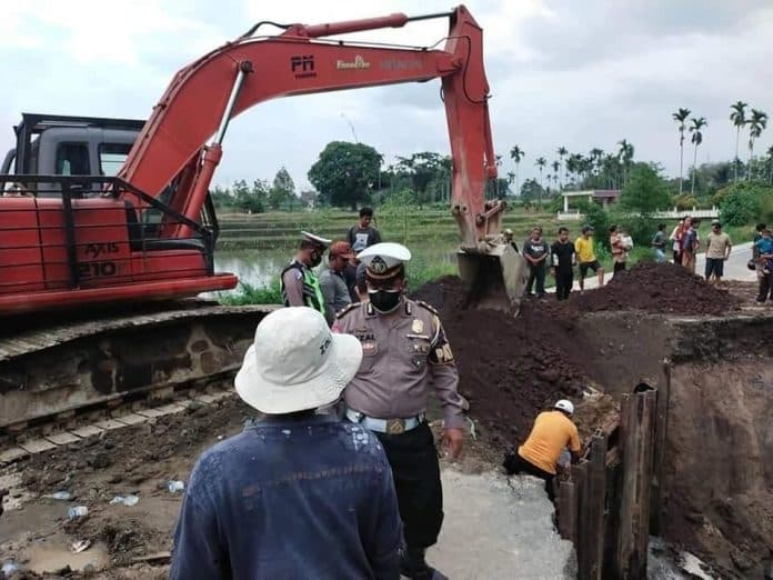 longsor_di_jalan_besar_saribudolok_diperbaiki_sementara
