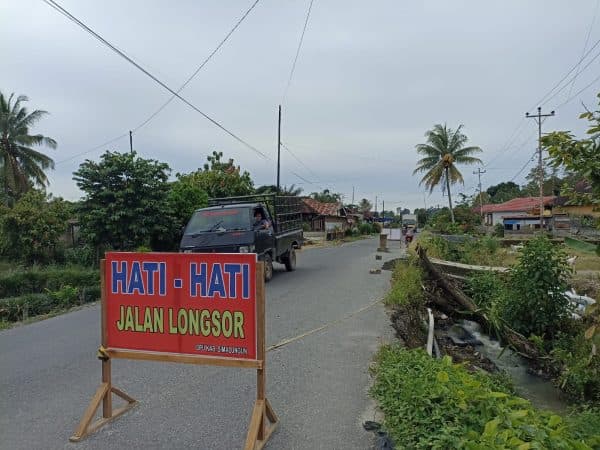 longsor_di_jalan_besar_sidamanik_semakin_melebar