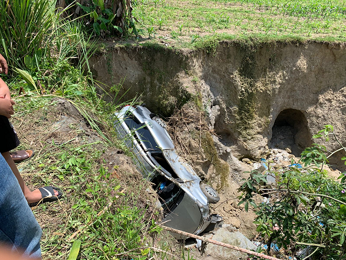 longsor_di_jalan_provinsi_jurusan_siantar_raya_makan_korban_avanza_masuk_jurang