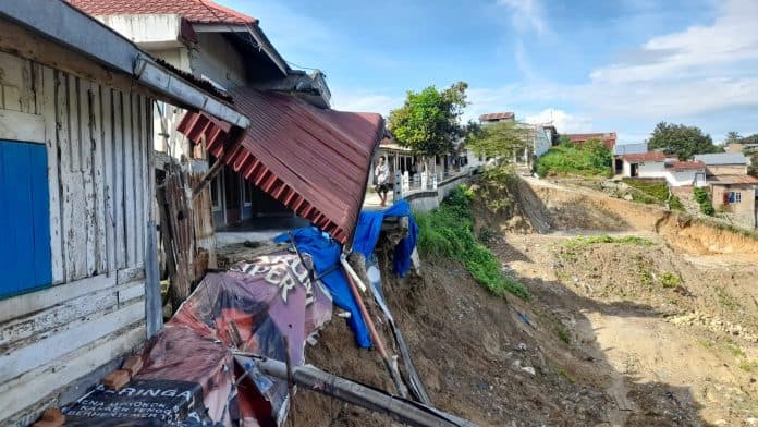 longsor_di_jalan_siak_ujung_pihak_pengembang_kavling_bersama_harus_bertanggungjawab