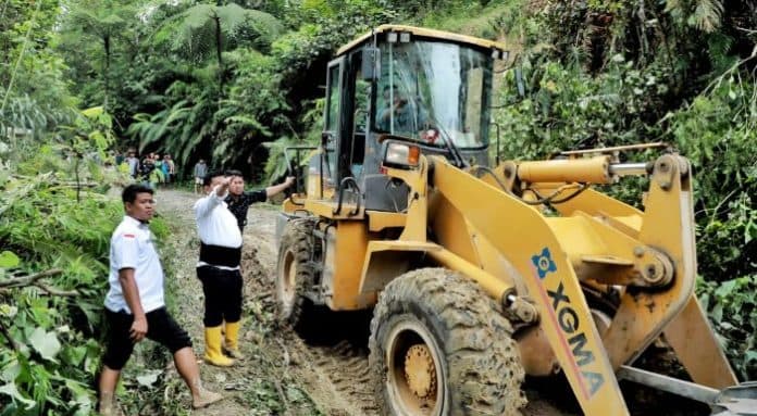 longsor_di_kecamatan_dolok_panribuan_pemkab_simalungun_kerahkan_alat_berat_bersihkan_material