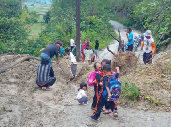 longsor_di_kecamatan_parmonangan_warga_gotong_royong_bersihkan_jalan