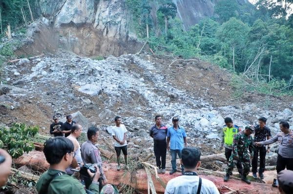 longsor_di_kecamatan_raya_kahean_masyarakat_dihimbau_menjauh_dari_lokasi_antisipasi_longsor_susulan