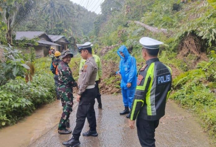longsor_di_onowaembo_jalan_penghubung_gunungsitoli_alooa_putus_total