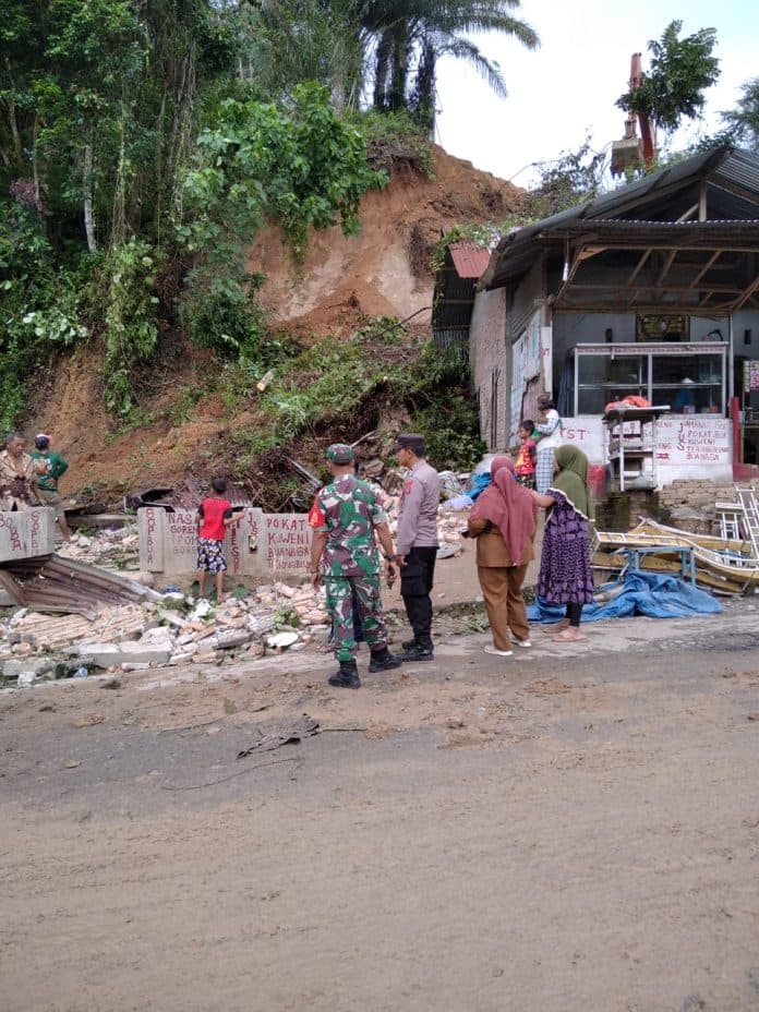 longsor_di_sekitar_galian_c_bangun_purba_timbun_gudang_milik_warga